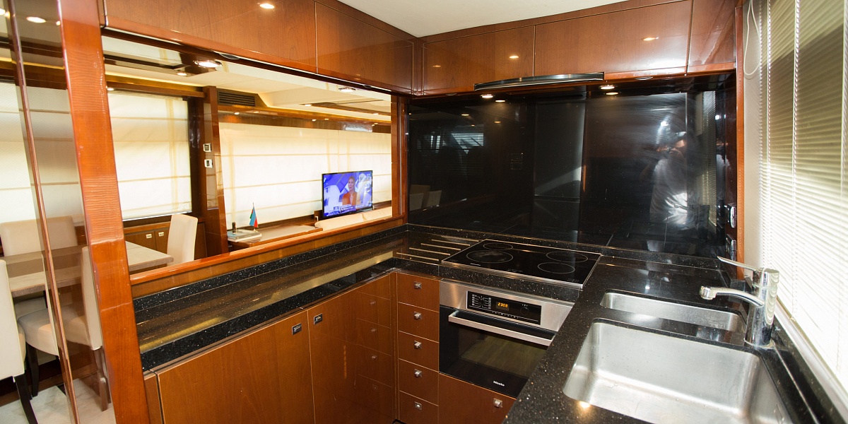 Продается моторная яхта PRINCESS 78 - кухня